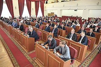 Депутаты Законодательного собрания откорректировали бюджет, внесли поправки в законы и попросили Москву о помощи.