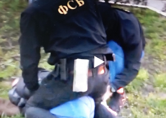 Момент задержания подозреваемого. Скриншот оперативной съемки. Источник копии записи:.