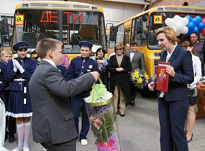 Министр раздает ключи и говорит: «В добрый путь!»_25830