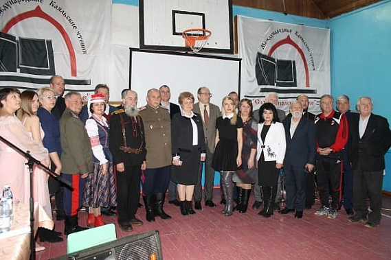 Активисты-тосовцы и гости праздника сфотографировались на память.