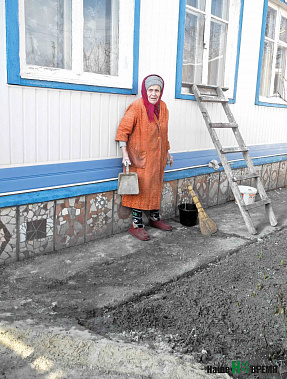 Вдова ветерана войны Раиса Аникеевна сама убрала свой загаженный двор. Помощи ни от кого не дождалась.