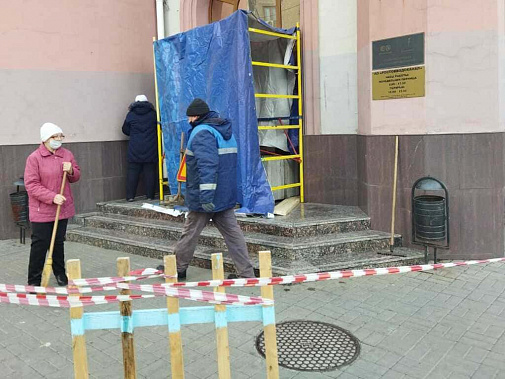Бетонные ограждения около дверей «Ростовводоканала» будут убраны