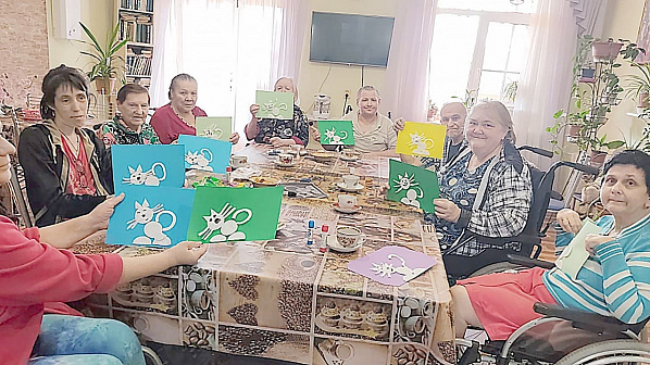 На занятии мастерили аппликации с изображением котов. Теперь в отделении целый кошачий питомник.