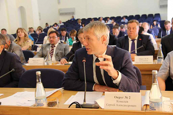 Председатель постоянной комиссии гордумы по городскому хозяйству, градостроительству и землепользованию Сергей КОВАЛЁВ: «Большая пешеходная зона свяжет Театральную площадь с улицей Береговой». Председатель постоянной комиссии гордумы по городскому хозяйству, градостроительству и землепользованию Сергей КОВАЛЁВ: «Большая пешеходная зона свяжет Театральную площадь с улицей Береговой».
