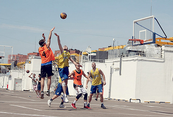 Свежий воздух. Солнце. Крыша. Идет борьба за призовые и право попасть на киноэкран. Фото из открытых источников