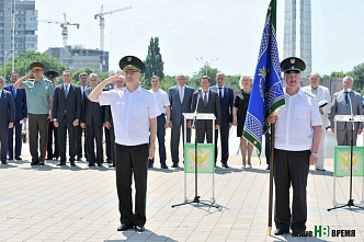 Знамя – в руки приставов
