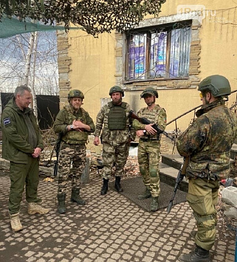 Киногруппа во время съемок на передовой в зоне СВО. Источник фото: «Миус Фронт»