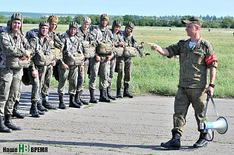 Спецназовцы отработали прыжки с парашютом в Ростовской области