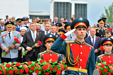 08 05 2025 Сотни ростовчан возложили цветы к Вечному огню на Театральной площади 