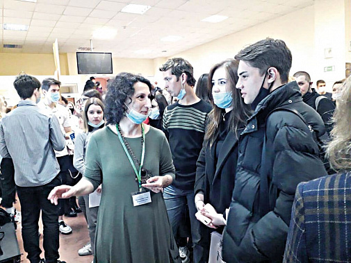 Елена ПОКАЗАННИК рассказывает абитуриентам о медиапроизводстве.