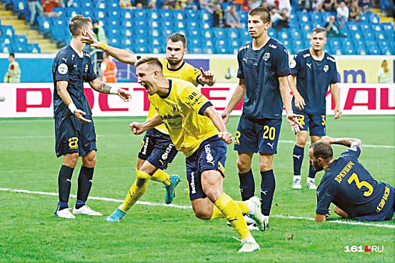 На 82-й минуте первый гол «Ростова» проводит Степан МЕЛЬНИКОВ. Фото Елены РОМАНЧЕНКО, 161.ru