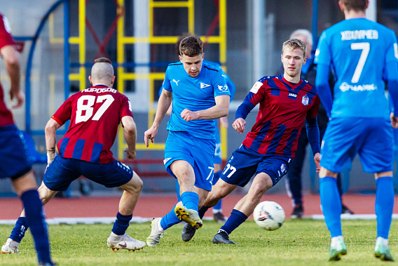 В атаке на ворота СКА – Антон ОРЛОВ (№ 77). Фото с сайта ФК «Чайка»