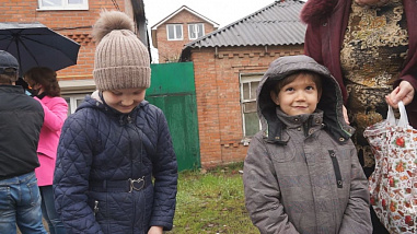 В Ростове продолжают раздавать продуктовые наборы