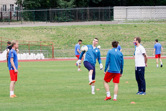 Во время вынужденной паузы на поле армейского стадиона регулярно прилетали только птицы