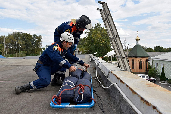 Отрабатывается прием эвакуации пострадавшего с крыши здания с помощью лестницы. Источник фото:  Ростовская областная поисково-спасательная служба