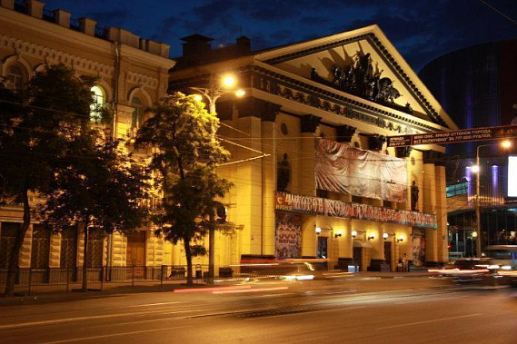 Цирк зажигает огни. Но без директора…