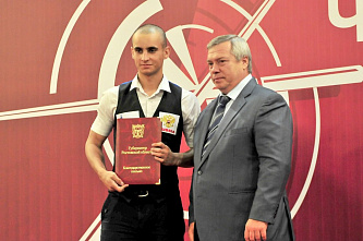 Зеленое сукно, белые шары