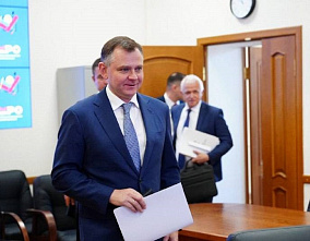 Ю. Слюсарь представил в облизбирком пакет документов, необходимых для регистрации в качестве кандидата в губернаторы Ростовской области
