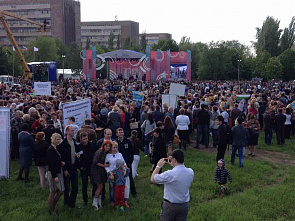 На поляне перед физфаком ЮФУ собрались те,  кто в разное время окончил университет