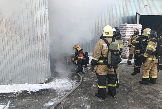 В Ростове на Таганрогской загорелся склад