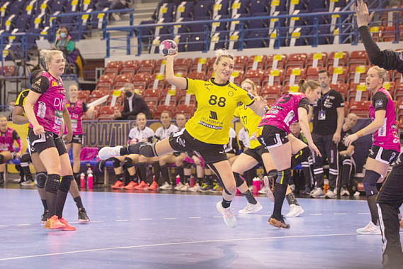 Ворота норвежских «гадюк» атакует Полина КУЗНЕЦОВА. Фото с сайта «Быстрый центр»