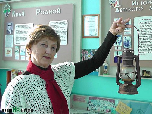 Анелина Семеновна Чупахина занимается с ребятами исследовательской работой уже более 20 лет: «Иногда на экскурсии они сами рассказывают какие-то неизвестные мне факты. И это замечательно! Значит, им интересно». Анелина Семеновна Чупахина занимается с ребятами исследовательской работой уже более 20 лет: «Иногда на экскурсии они сами рассказывают какие-то неизвестные мне факты. И это замечательно! Значит, им интересно».
