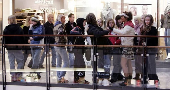 Заместитель губернатора области предложил отменить соцвыплаты должникам и запретить посещение торговых центров подростками