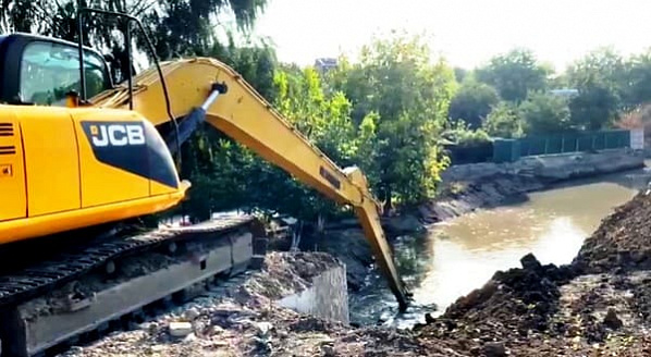 Для расчистки реки Темерник рабочим пришлось сооружать коллектор