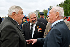 08 05 2025 Сотни ростовчан возложили цветы к Вечному огню на Театральной площади 