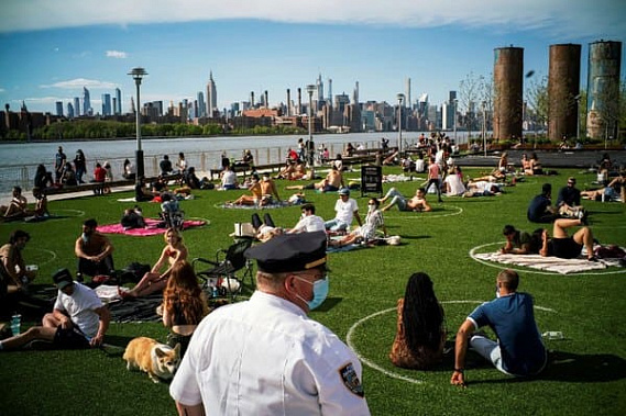 В парке Бруклина (США) разрешили отдыхать при соблюдении социальной дистанции, что контролируют полицейские.