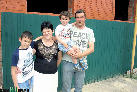 Семья Жуковых: Константин, Надежда, Петр и Владислав. Данилка спит в коляске, дом пока не достроен.