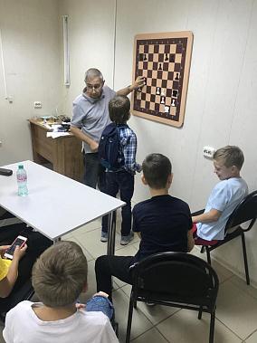 Международный мастер Эдуард Хлиян усилил тренерский штаб школы  Наставник