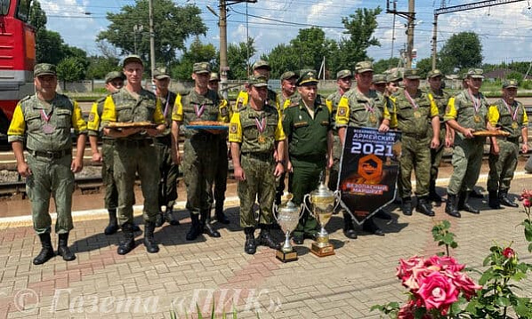 Пятикратных победителей «АрМИ» встретили пирогами