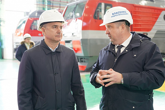 Заместитель донского губернатора И. Сорокин (слева) и гендиректор НЭВЗа А. Власенко в одном из заводских цехов.