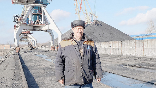 Николай МИСЕВРИН, токарь с сорокалетним стажем, в Усть-Донецком порту трудится пятый год: «Работа интересная, зарплата стабильная и достойная, коллектив дружный».