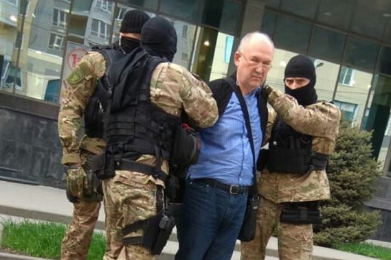 На снимке: момент задержания И. Пятигорца в апреле 2019 года.
