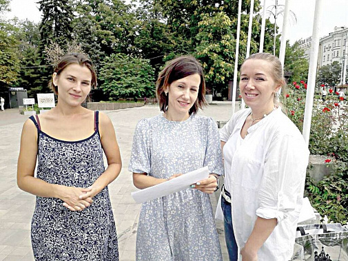 Участницы проекта «Душа с душою говорит» в Ростовской области художницы Александра ГОРБУНОВА, Любовь ЧЕРНОВА, Кристина КИРЮШИЧЕВА (слева направо).