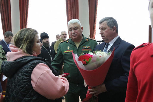 В Сальске вручили  орден Мужества вдове рядового Дениса Щеголя