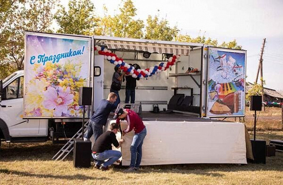 Современные автоклубы легко заменяют в небольших хуторах полноценный ДК
