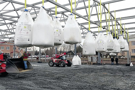 Подрядчик закончил монтаж и успешное испытание на прочность металлоконструкций крытого катка. Для испытаний к двум соседним несущим фермам подвесили по 18 мешков удобрений, каждый весом по 950 килограммов. Это соответствует максимальной снеговой нагрузке