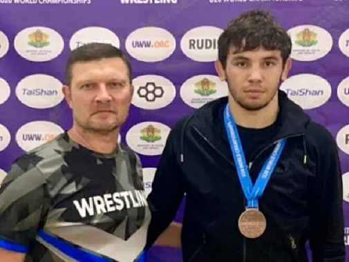 На снимке бронзовый призер чемпионата ростовчанин Заур Беслекоев со своим тренером Арташесом Закаряном.а.