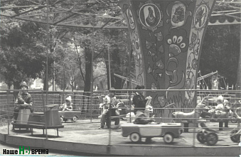 …А в парке старом гуляют пары