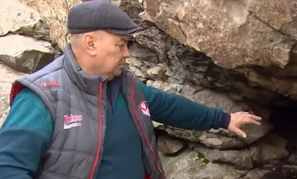 Г. Абакумов у своей находки. Источник фото: скриншот сюжета НТВ