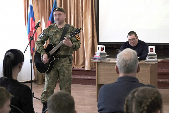 Представители Росгвардии пообщались с луганскими школьниками на тему военной истории