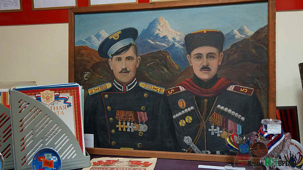 Антон Алексеевич Бельгин (слева) участвовал в Первой мировой войне. На перроне ростовского вокзала он сначала провожал на войну сына, а спустя годы внука: «Вот и ты становишься солдатом, Анатолий...». Антон Алексеевич Бельгин (слева) участвовал в Первой мировой войне. На перроне ростовского вокзала он сначала провожал на войну сына, а спустя годы внука: «Вот и ты становишься солдатом, Анатолий...».