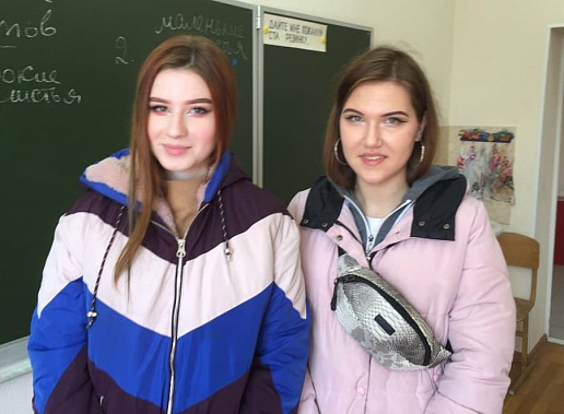 Волонтеры Яна СУРНИНА и Ольга АСТАХОВА (справа) участвуют во всех социальных проектах АНО «Арт-Просвещение».