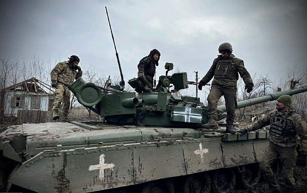 Захвачена танковая колонна, безуспешно пытавшаяся атаковать российские позиции. Источник фото: therussiannews.ru.