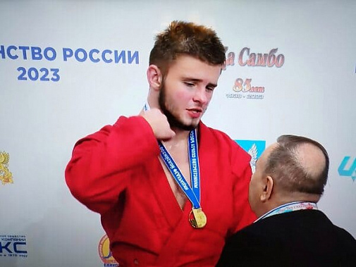 Юниор из Гуково одолел чемпиона мира по самбо