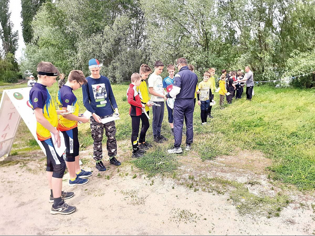 Старт забега юниоров. Фото Анатолия БЛЯХМАНА