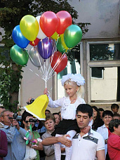 Потянулась детвора в школу с самого утра_16030